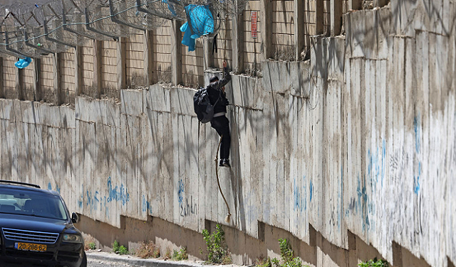 צעיר פלסטיני נפצע מירי כוחות הכיבוש בשכונת אלבריד בצפון ירושלים
