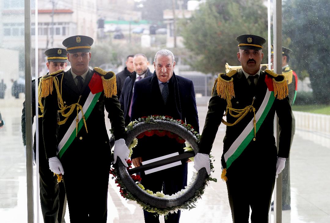 כנציגו של הנשיא מחמוד עבאס: א־שייח׳ הניח זר על קברו של יאסר ערפאת לציון 61 שנים להשקת המהפכה הפלסטינית