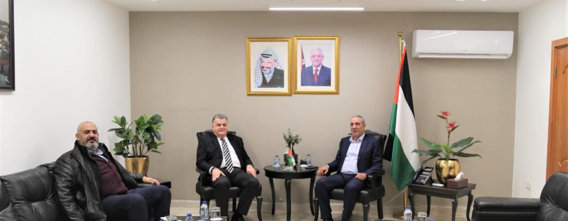 מלחמת חומרה בספסרי אישורי העבודה