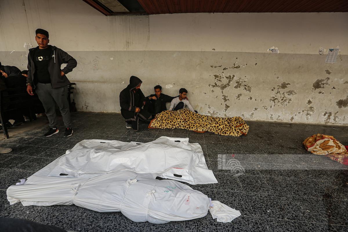 לפחות 17 הרוגים, בהם נשים וילדים, בתקיפות אוויריות של כוחות הכיבוש במרכז רצועת עזה