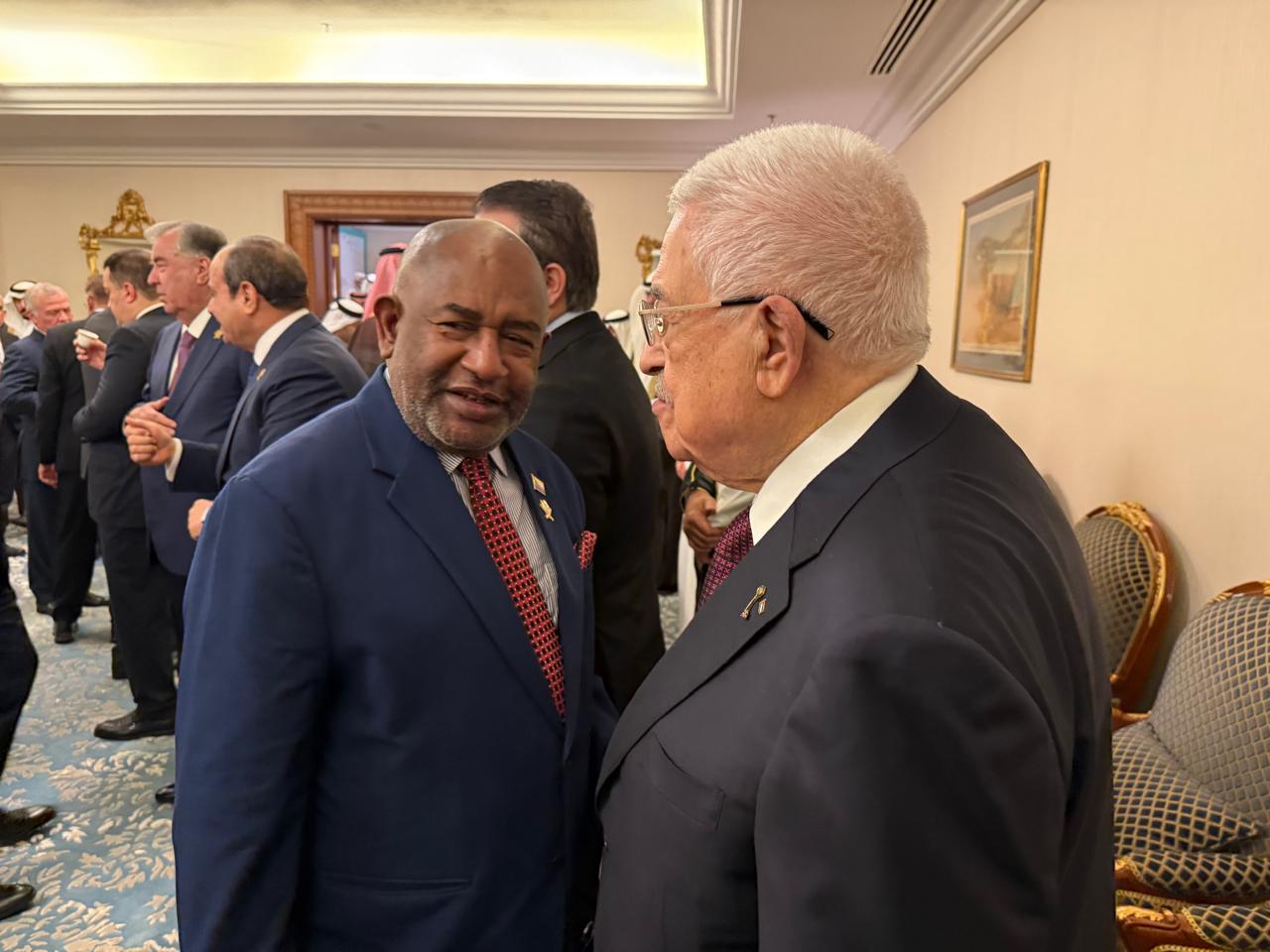 הנשיא עבאס נפגש עם נשיא איי קומורו בדוחה