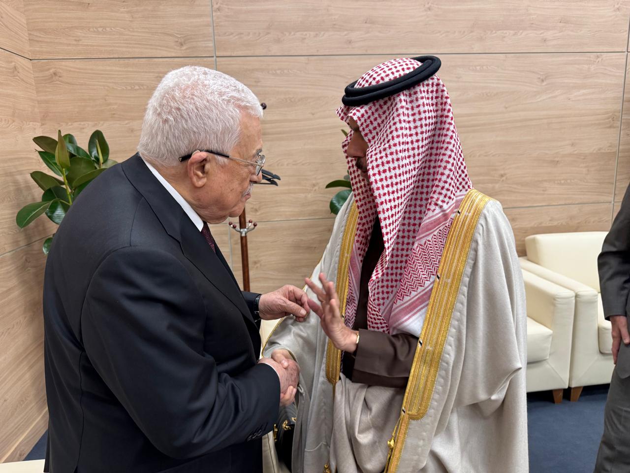 אבו מאזן נפגש עם שר החוץ הסעודי: קריאה לתמיכה בינלאומית ופעולה דחופה להפסקת המתקפה הישראלית