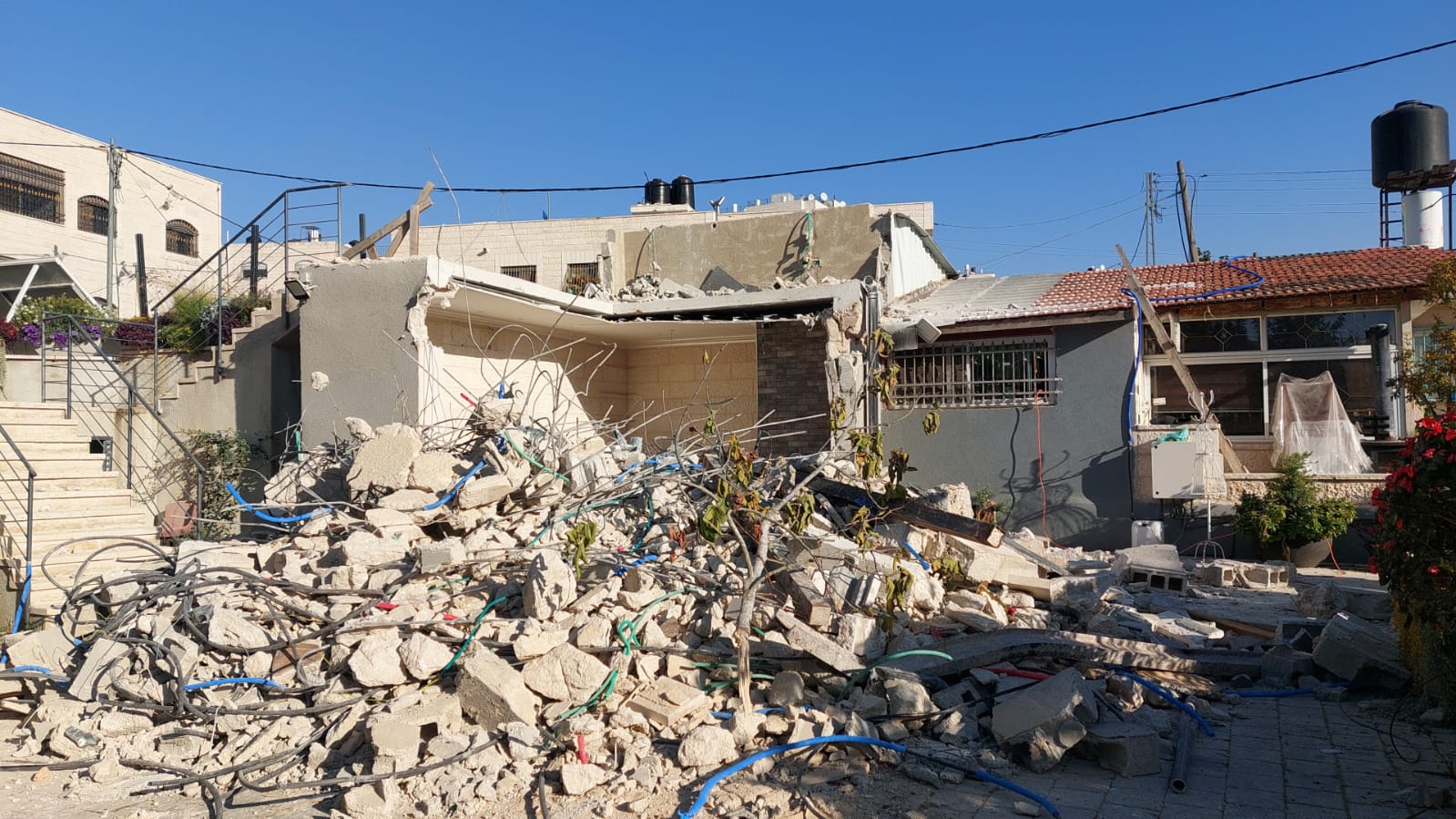 כוחות הכיבוש אילצו שני פלסטינים להרוס את בתיהם, והרסו חנות מסחרית בירושלים המזרחית