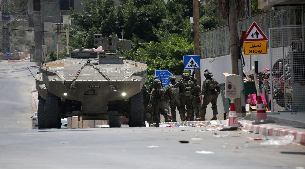 כוחות הכיבוש ממשיכים בפשיטה על ג’בע מדרום לג’נין והופכים בתים למוצבים צבאיים