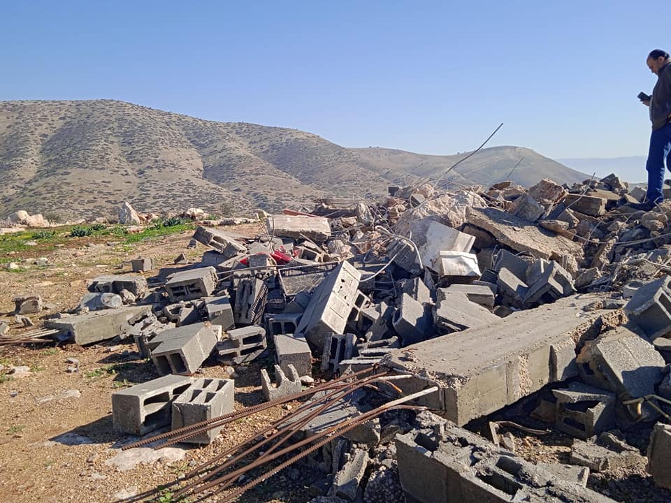 כוחות הכיבוש החלו להרוס מבנים בח'רבת א־ראס אל־אחמר מדרום־מזרח לטובאס