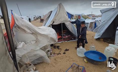 עקורים במוואסי חאן יונס, בדרום רצועת עזה, נאבקים לתקן את אוהליהם בעוד הסופה נמשכת.